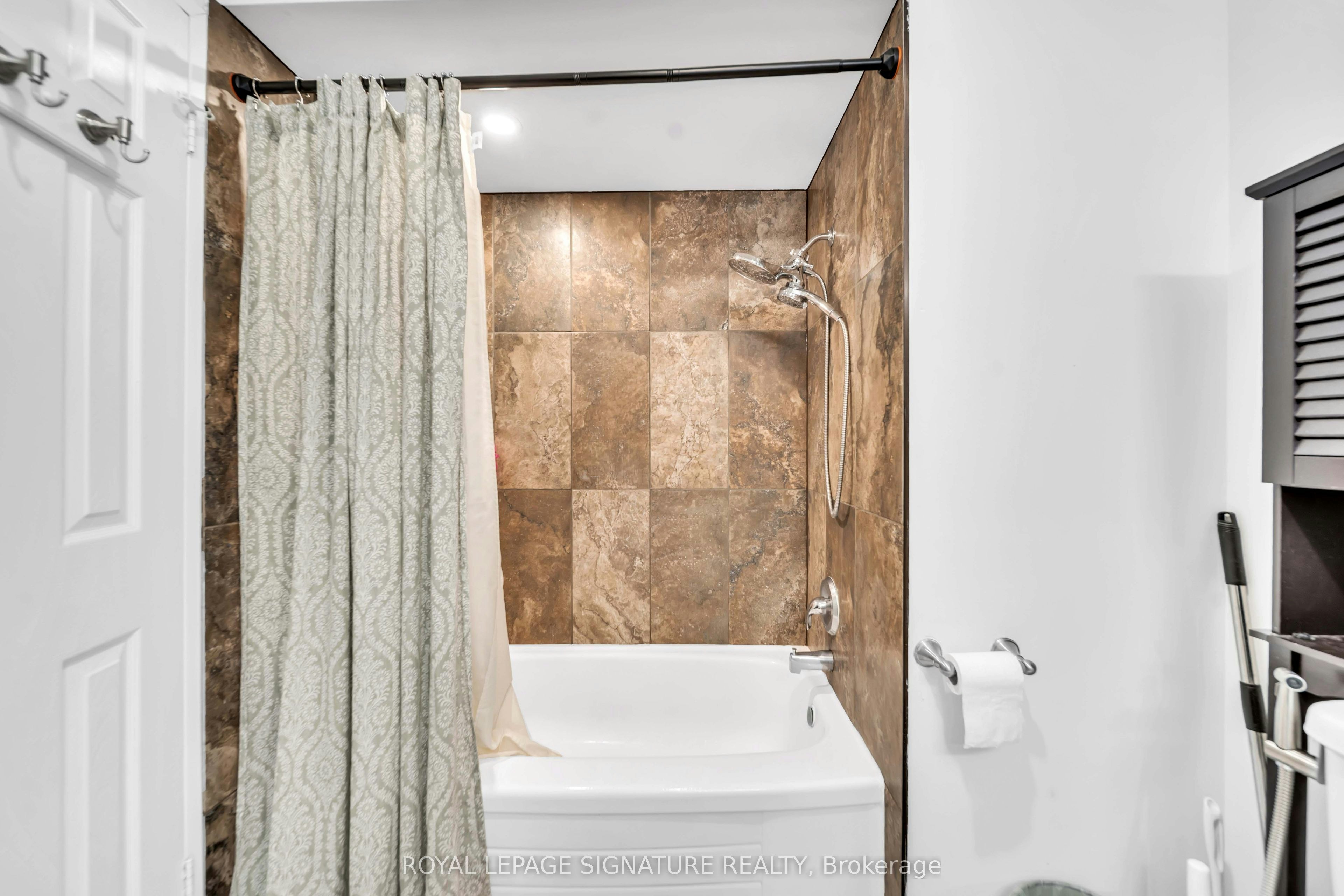 Main-702 Leeder Court, Newmarket, ON, L3Y 5A7 - 17