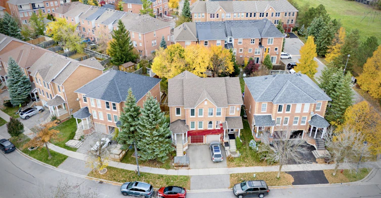 54 Amberhill Way, Aurora, ON, L4G 7E1 - 2