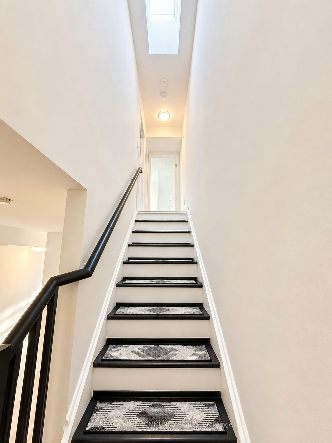 201-1 Center Street W, Richmond Hill, ON, L4C 3P3 - 11