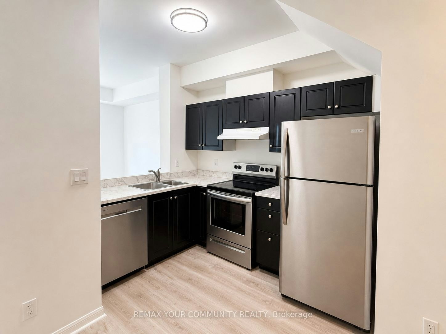 201-1 Center Street W, Richmond Hill, ON, L4C 3P3 - 4