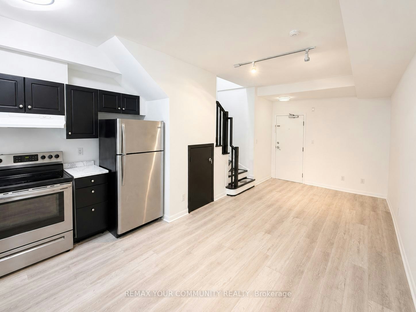 201-1 Center Street W, Richmond Hill, ON, L4C 3P3 - 9