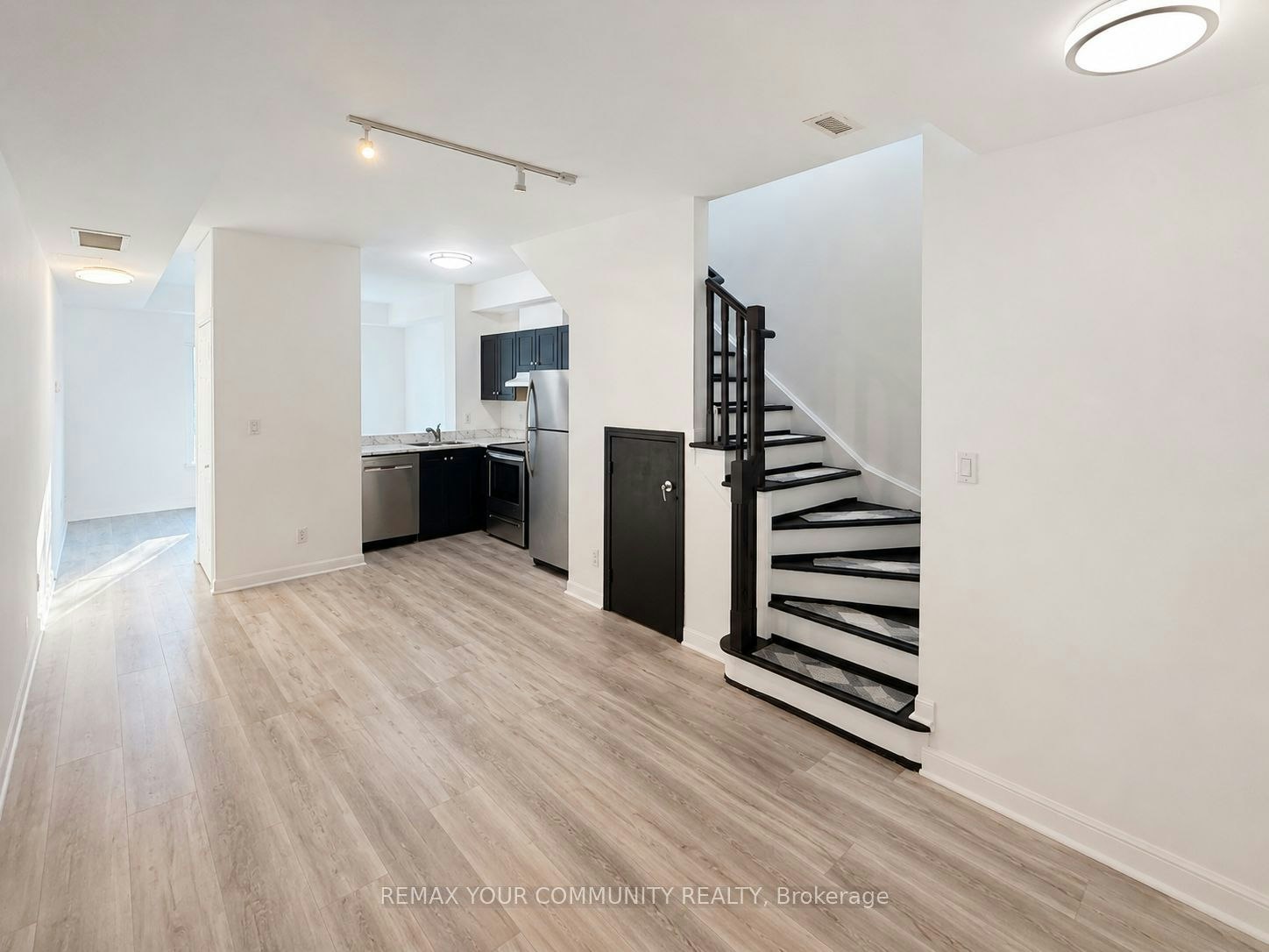 201-1 Center Street W, Richmond Hill, ON, L4C 3P3 - 3
