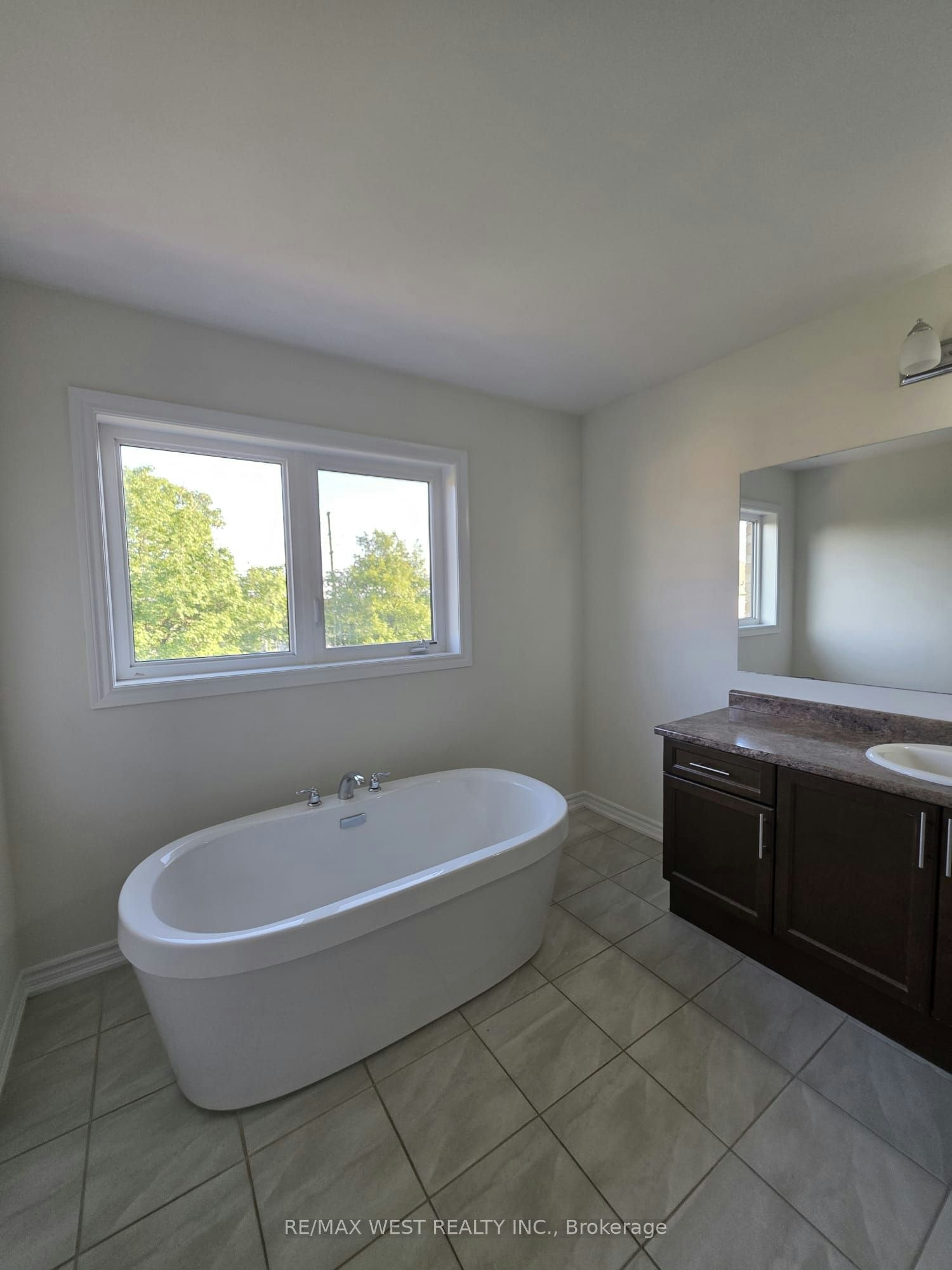 (Main)-11 Chessington Avenue, East Gwillimbury, ON, L9N 0R5 - 13