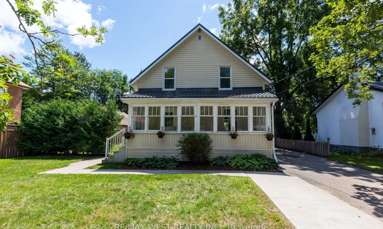 175 Wellington Street W