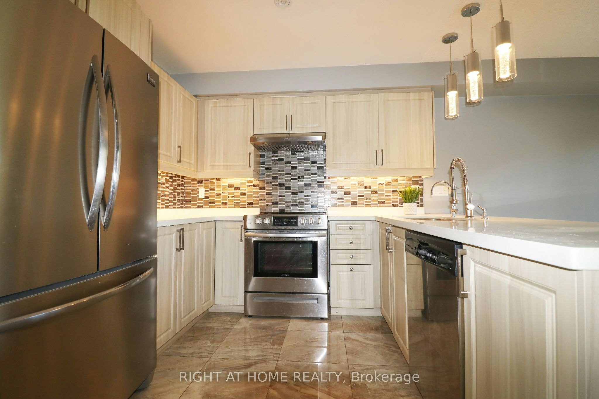 497 Ainsworth Drive E, Newmarket, ON, L3Y 8R6 - 4