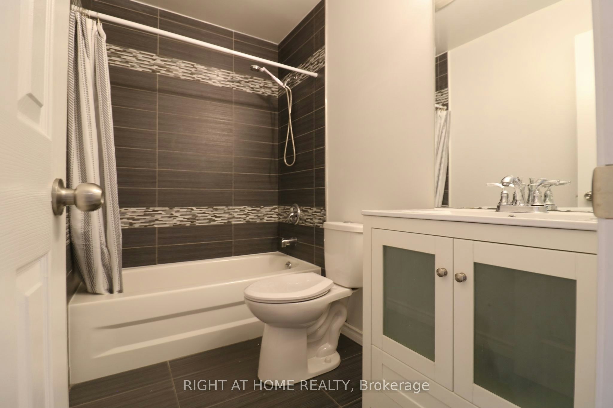 497 Ainsworth Drive E, Newmarket, ON, L3Y 8R6 - 14