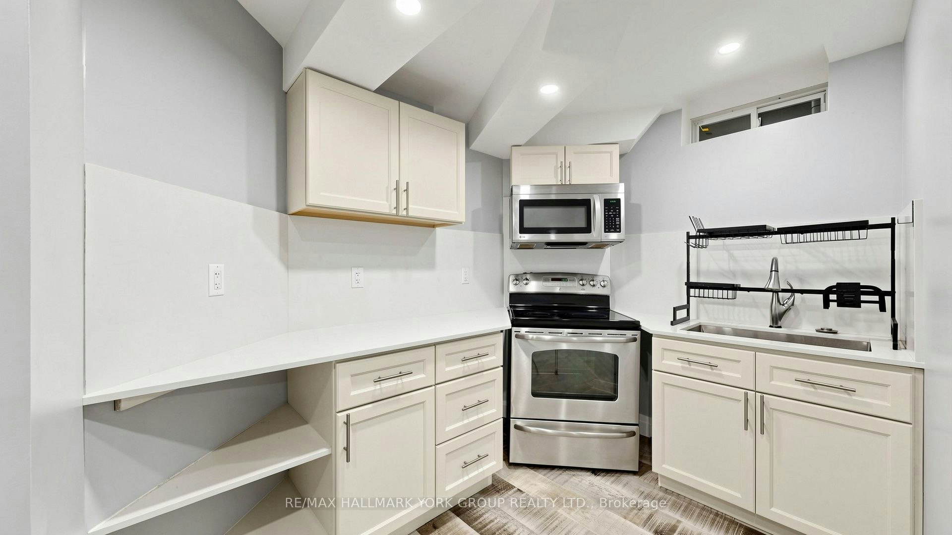 BSMT-186 Wainscot Avenue, Newmarket, ON, L3X 2X4 - 9