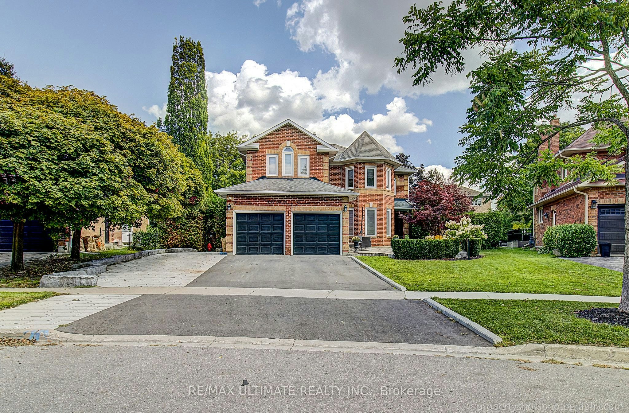 351 Fairway Gardens, Newmarket, ON, L3X 1B4