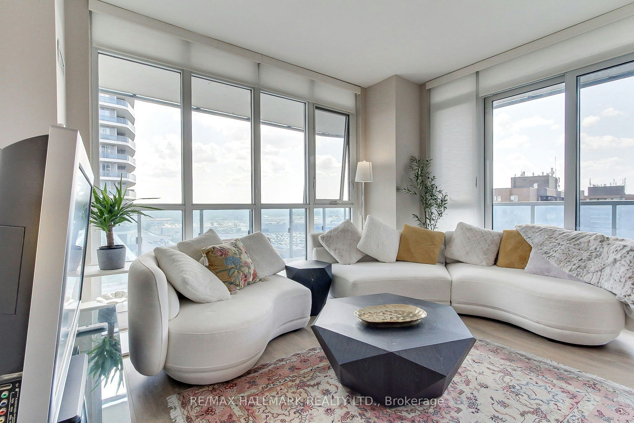 910-9471 Yonge Street, Richmond Hill, ON, L4C 0Z5