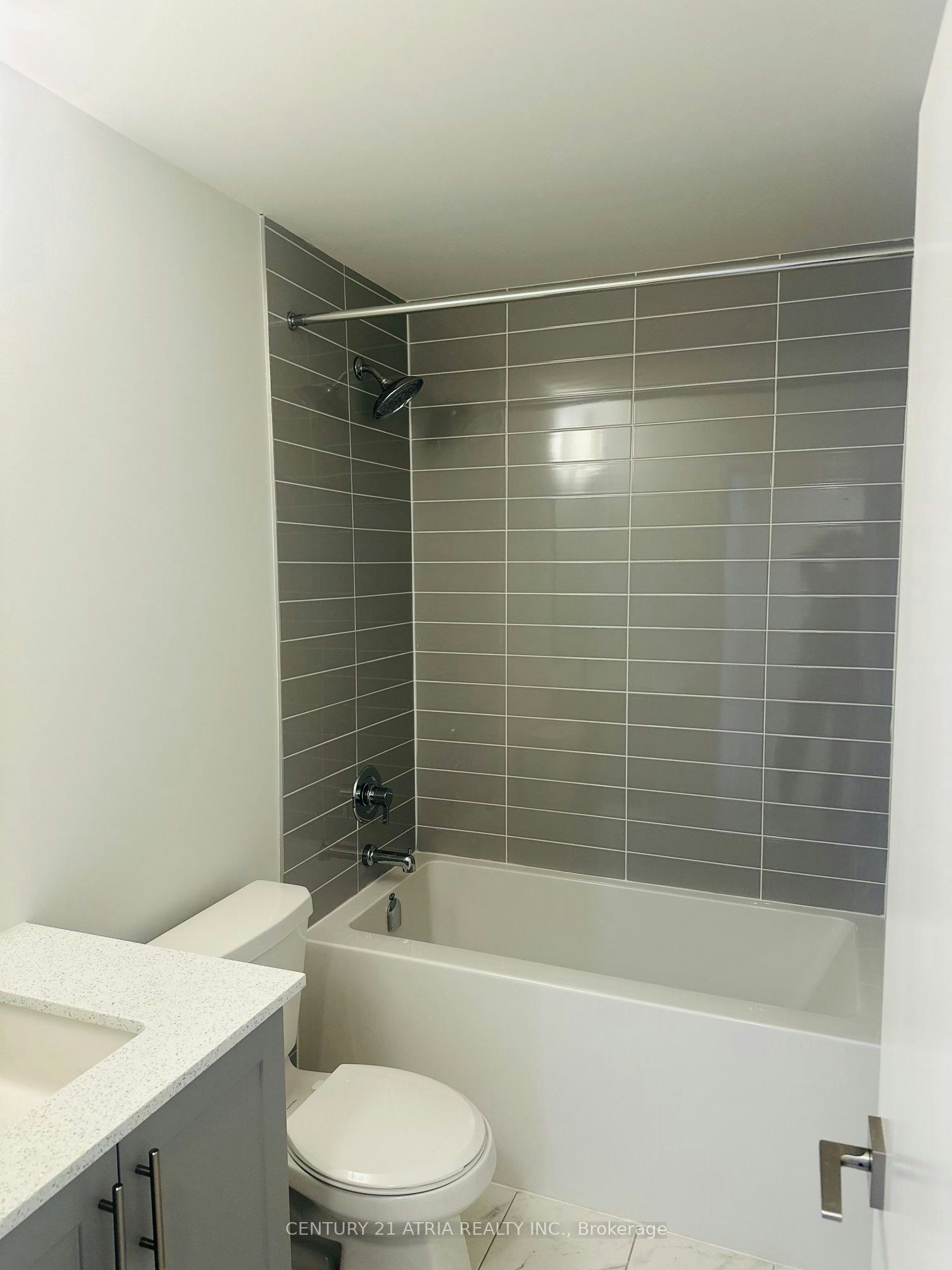14-22 Lytham Green Circle, Newmarket, ON, L3Y 0H5 - 9