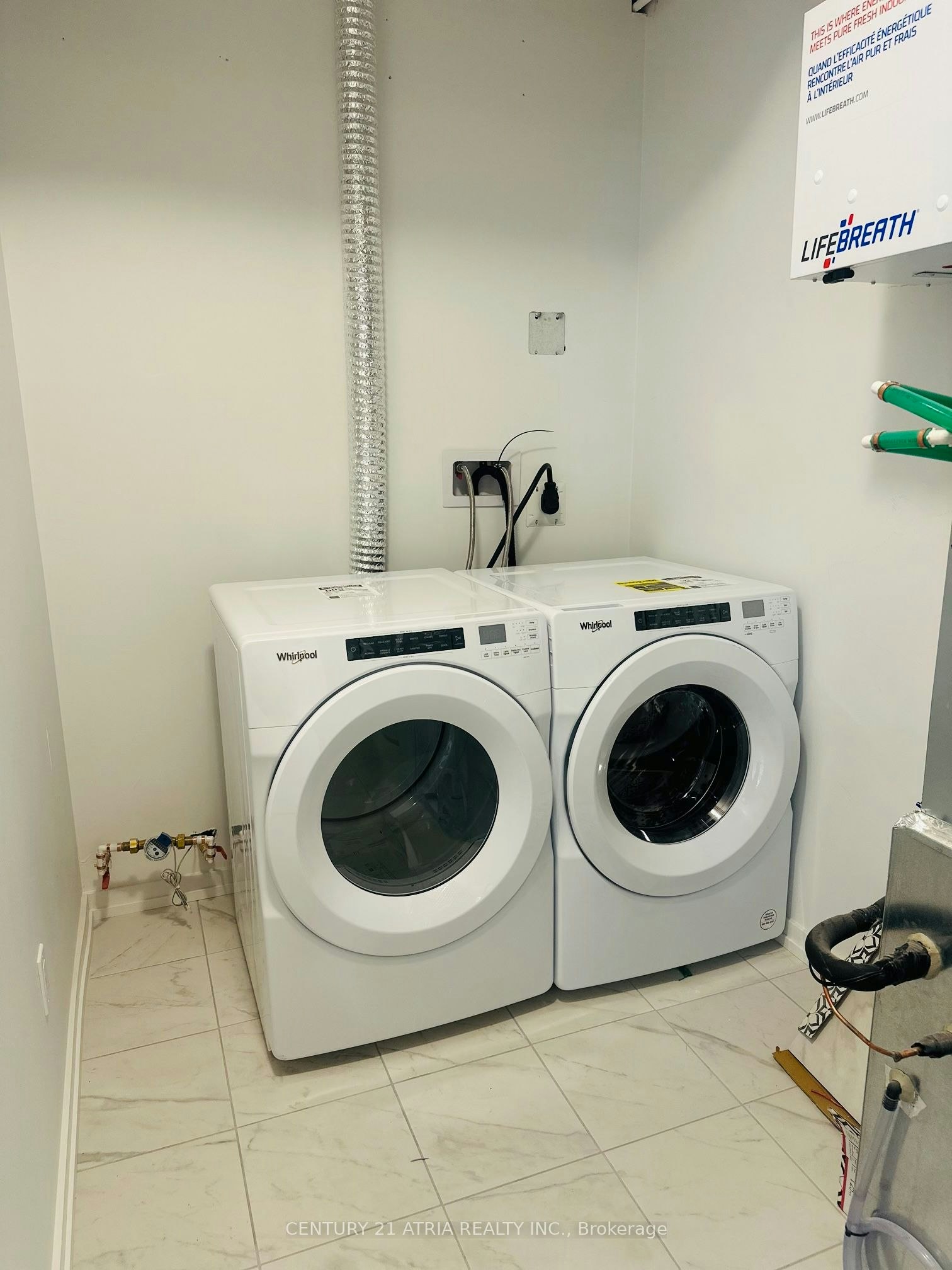 14-22 Lytham Green Circle, Newmarket, ON, L3Y 0H5 - 2
