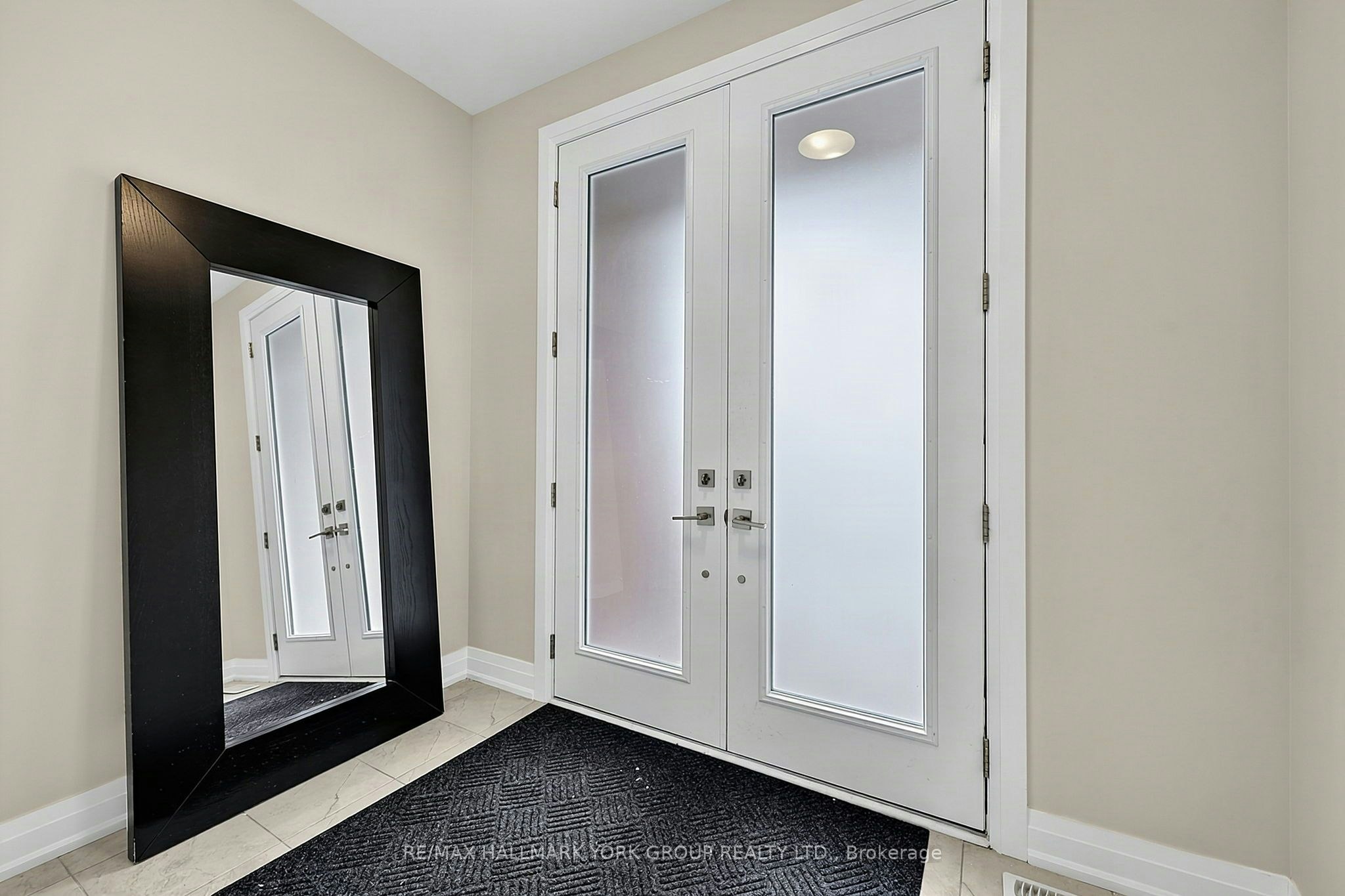 21 Sparks Street, Aurora, ON, L4G 0Z9 - 2