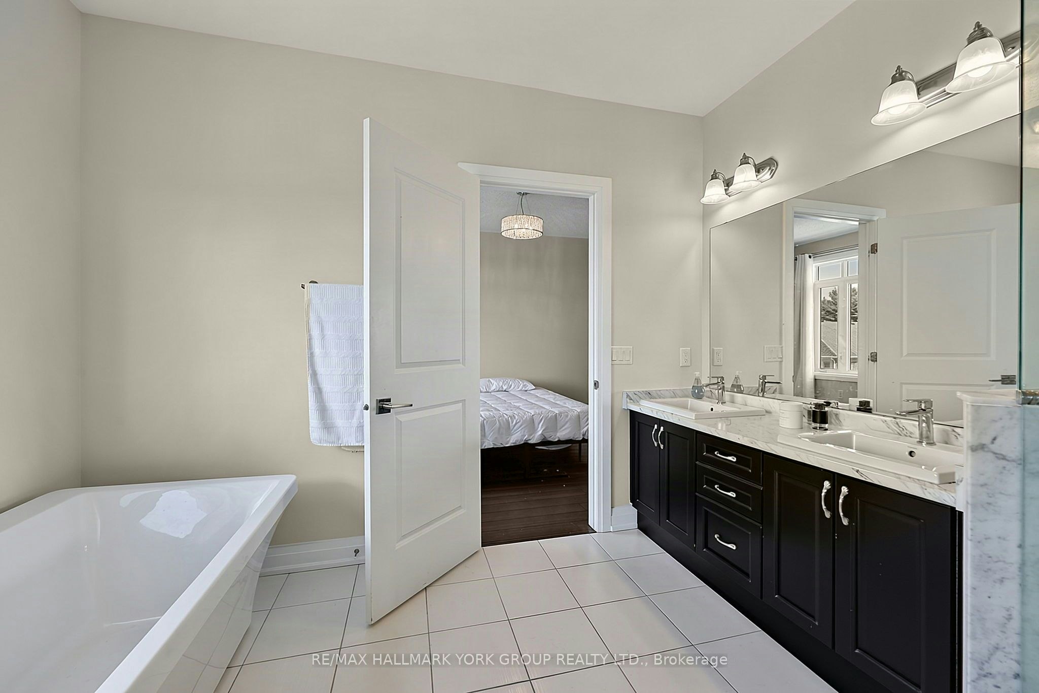 21 Sparks Street, Aurora, ON, L4G 0Z9 - 23