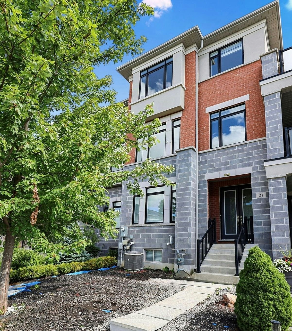 21 Sparks Street, Aurora, ON, L4G 0Z9