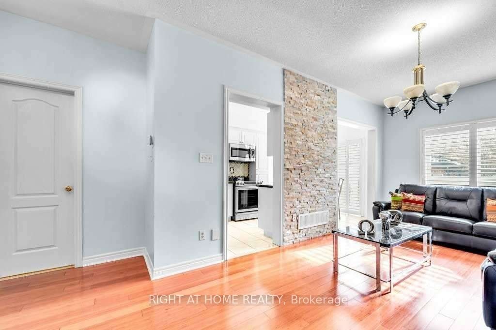 558 Legresley Lane, Newmarket, ON, L3Y 8R6 - 3