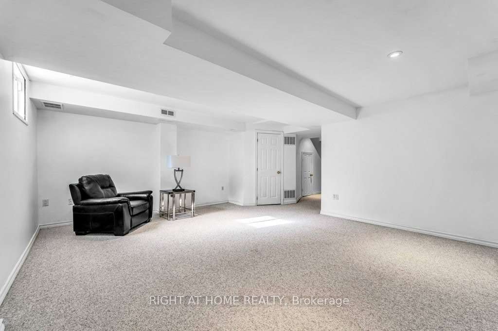 558 Legresley Lane, Newmarket, ON, L3Y 8R6 - 16
