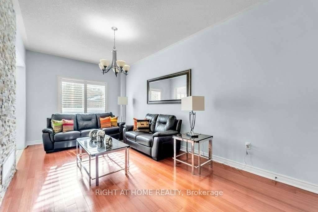 558 Legresley Lane, Newmarket, ON, L3Y 8R6 - 2