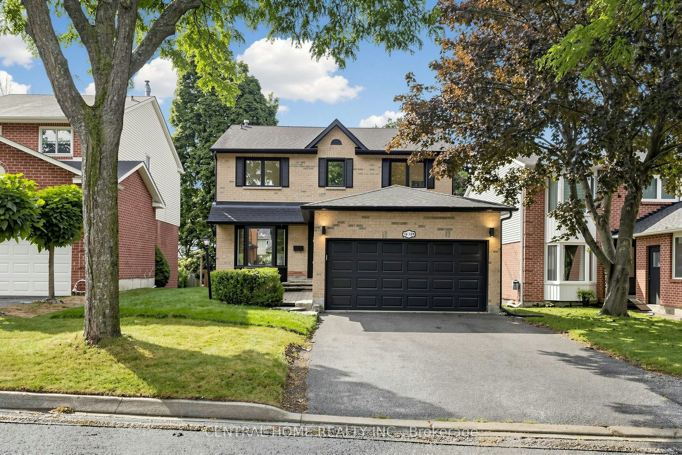 15 Closs Square, Aurora, ON, L4G 5H9