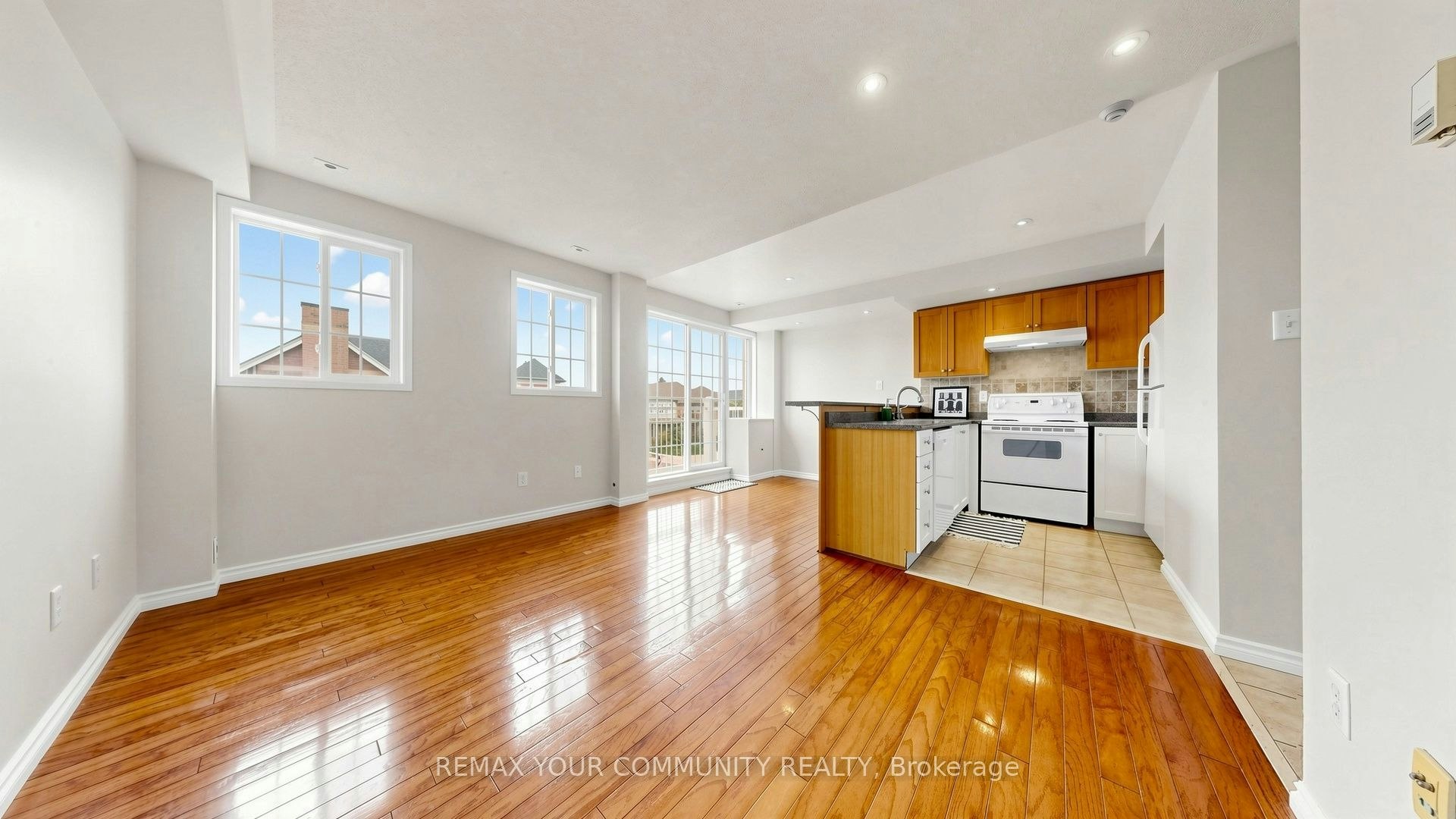 D210-116 Cornell Park Avenue, Markham, ON, L6B 1B6 - 3