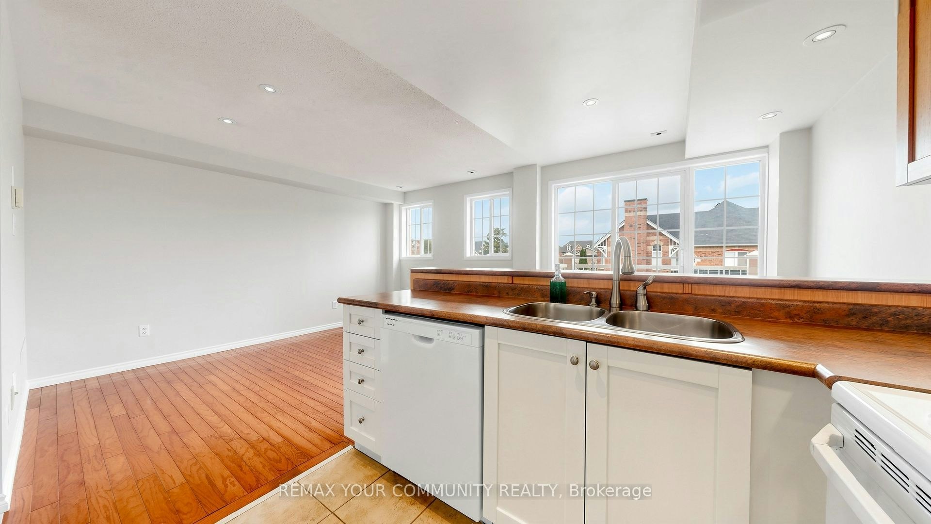 D210-116 Cornell Park Avenue, Markham, ON, L6B 1B6 - 9