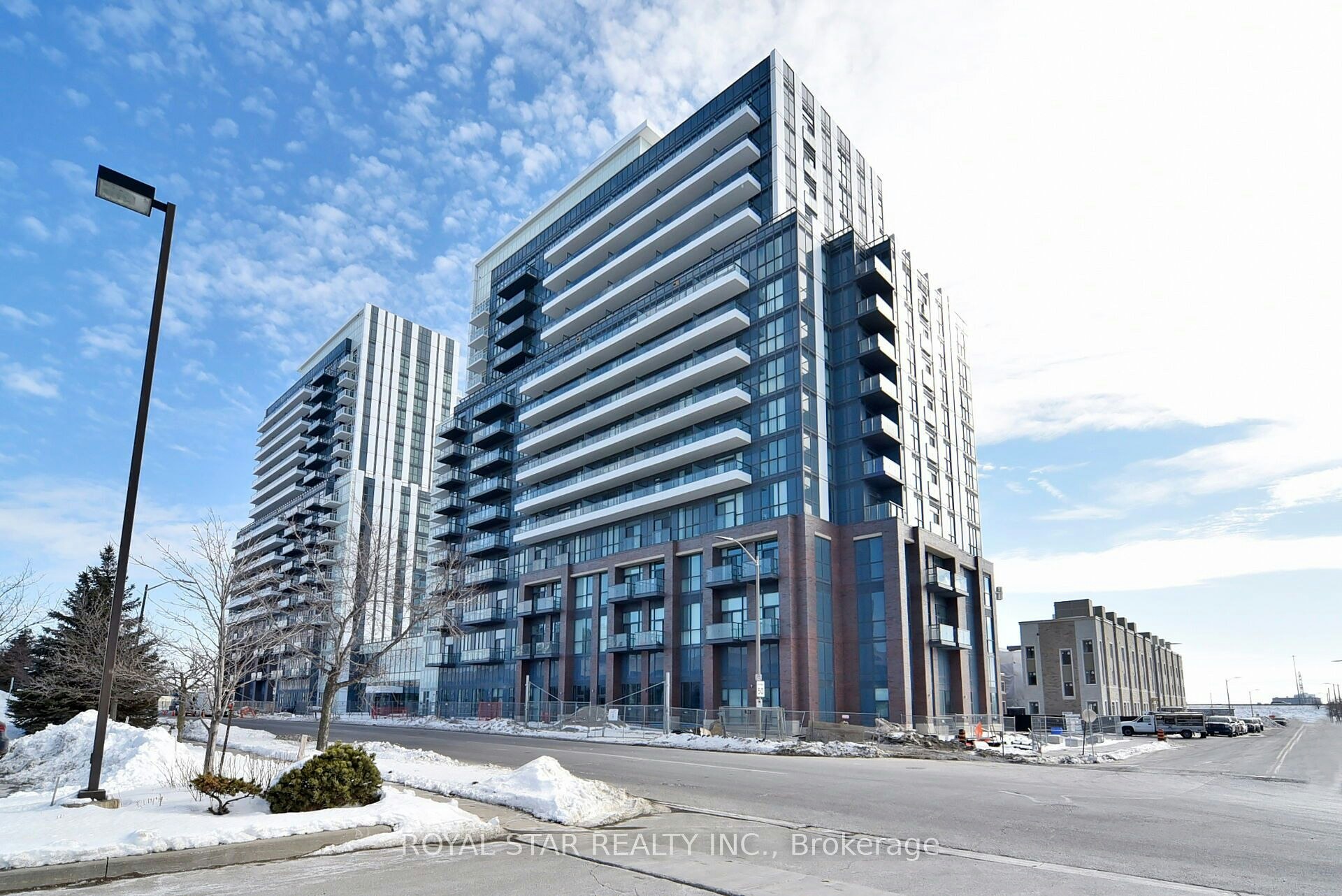 909-10 Honeycrisp Crescent, Vaughan, ON, L4K 0M7