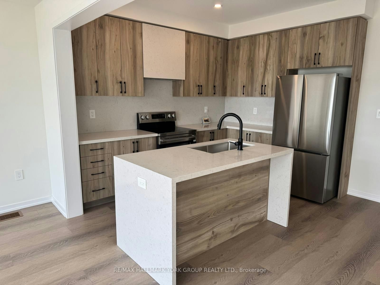 7 Thomas Smith Street, Georgina, ON, L4P 0S3 - 6