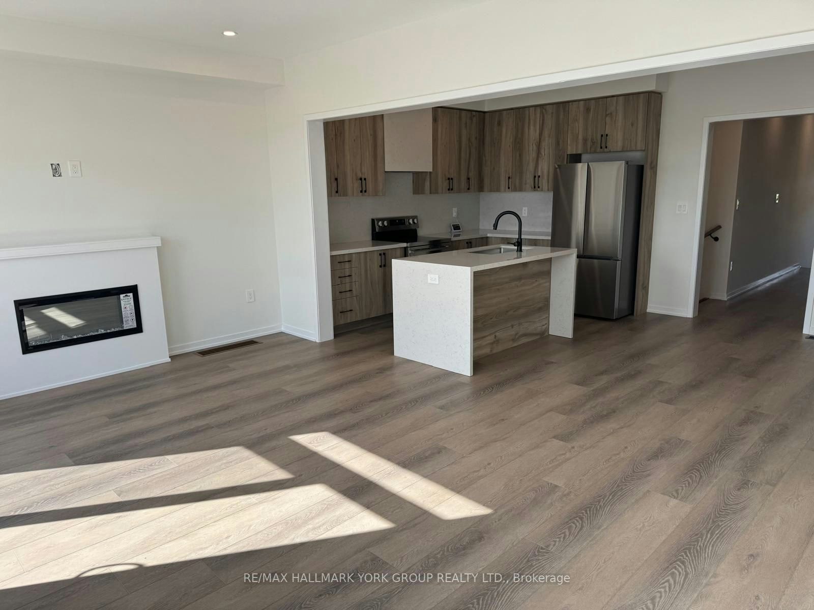 7 Thomas Smith Street, Georgina, ON, L4P 0S3 - 8