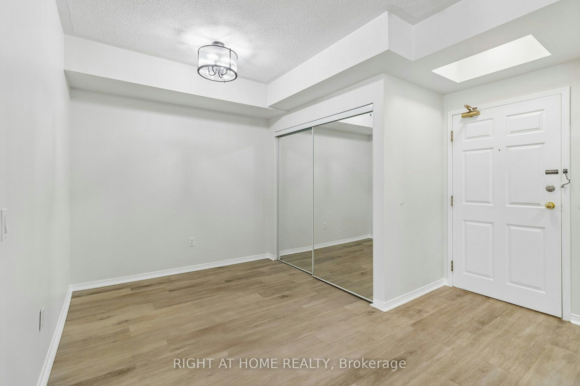 106-7398 Yonge Street, Vaughan, ON, L4J 8J2 - 3