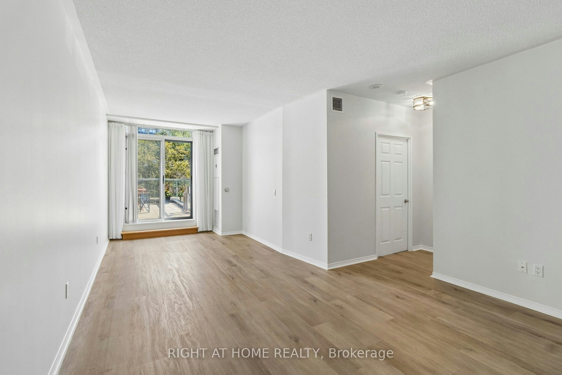 106-7398 Yonge Street, Vaughan, ON, L4J 8J2 - 9