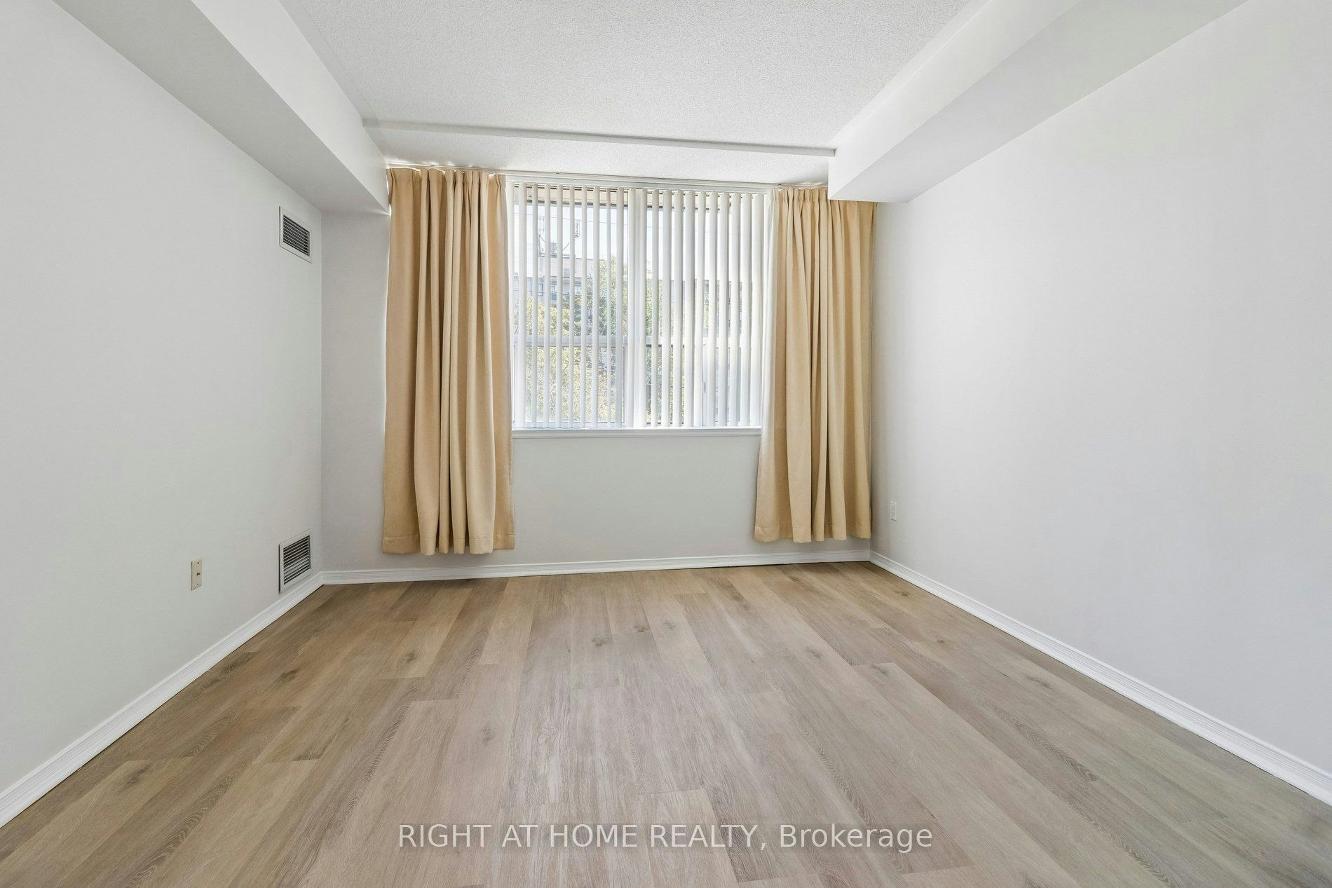 106-7398 Yonge Street, Vaughan, ON, L4J 8J2 - 10