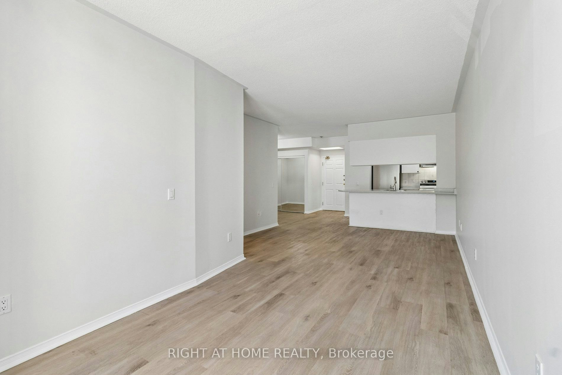106-7398 Yonge Street, Vaughan, ON, L4J 8J2 - 5