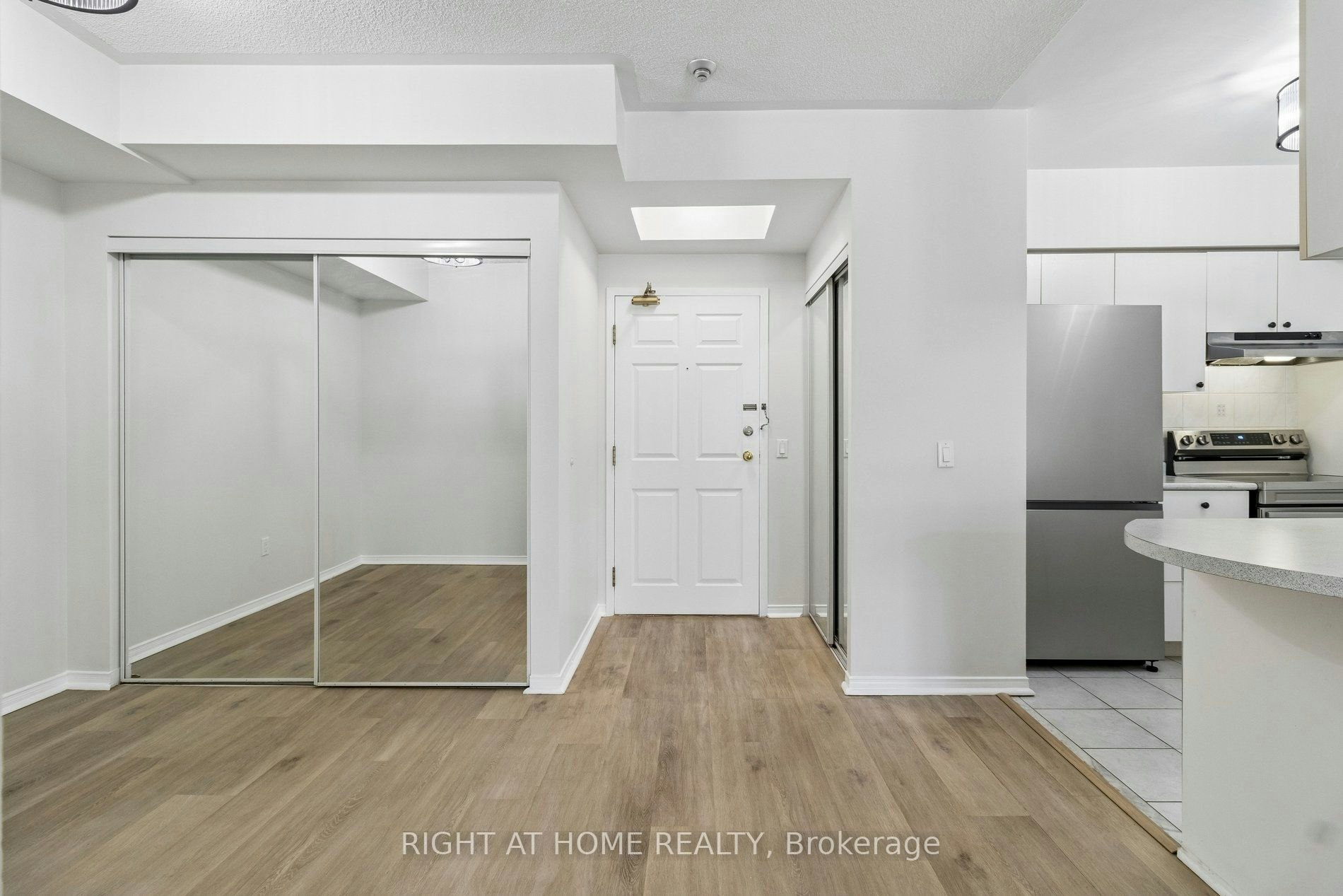106-7398 Yonge Street, Vaughan, ON, L4J 8J2 - 2