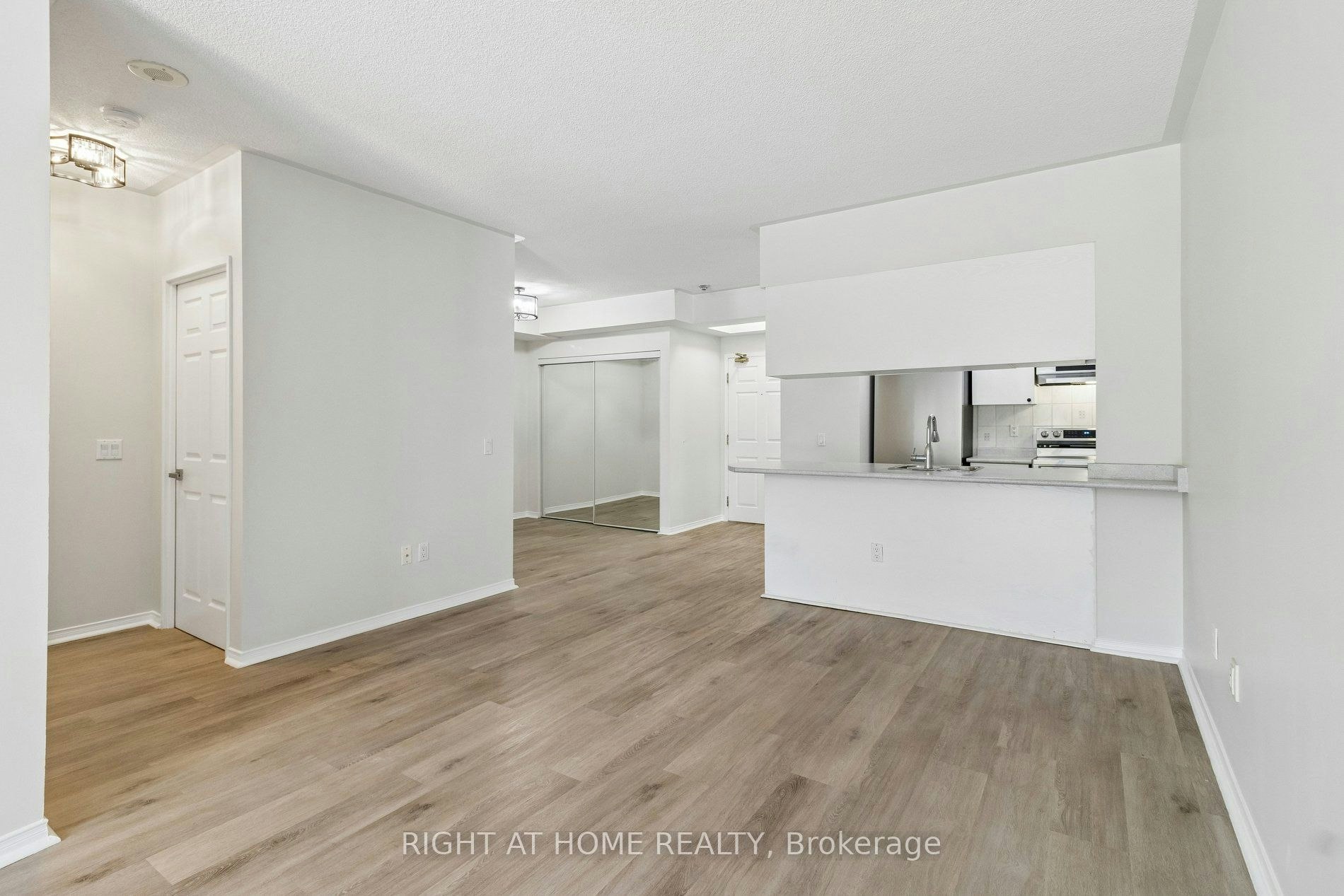 106-7398 Yonge Street, Vaughan, ON, L4J 8J2 - 7