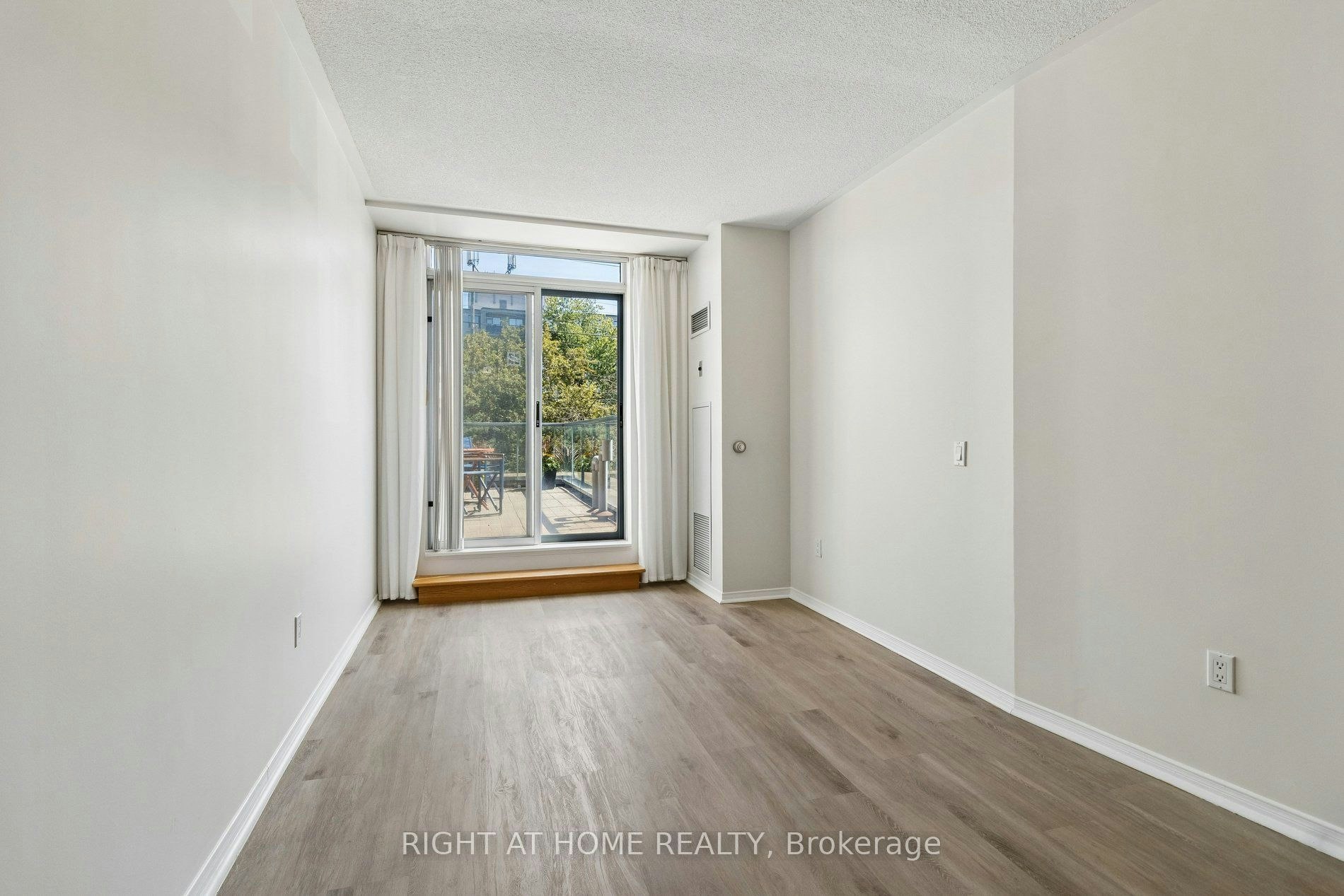 106-7398 Yonge Street, Vaughan, ON, L4J 8J2 - 4