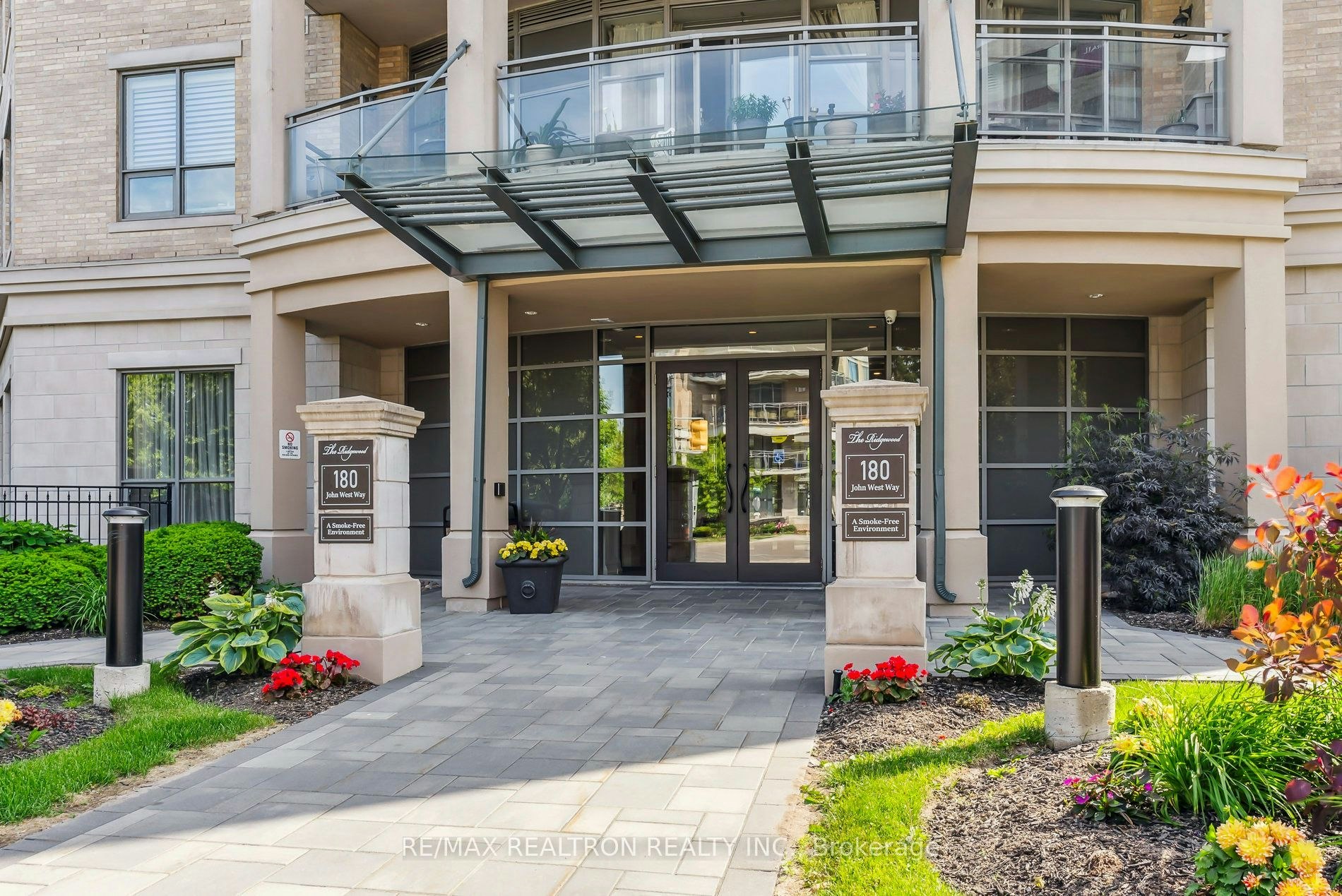 304-180 John Way W, Aurora, ON, L4G 0R3