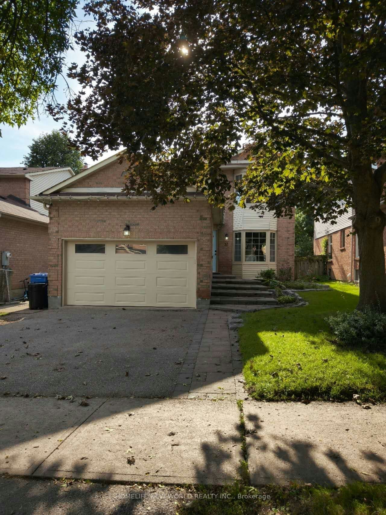 32 Moorcrest Drive, Aurora, ON, L4G 3R4