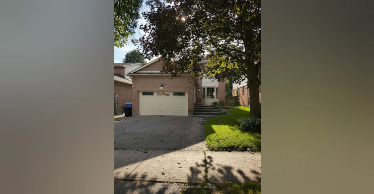 32 Moorcrest Drive, Aurora, ON, L4G 3R4
