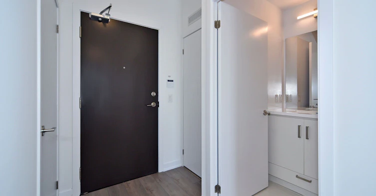909-10 Honeycrisp Crescent, Vaughan, ON, L4K 0M7 - 9