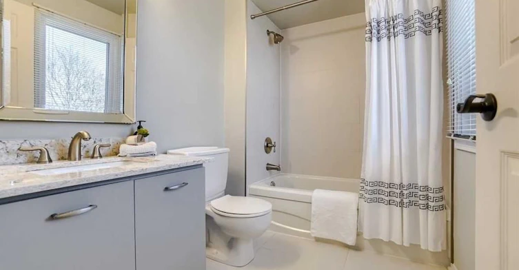 19 Chadburn Crescent, Aurora, ON, L4G 4V6 - 3