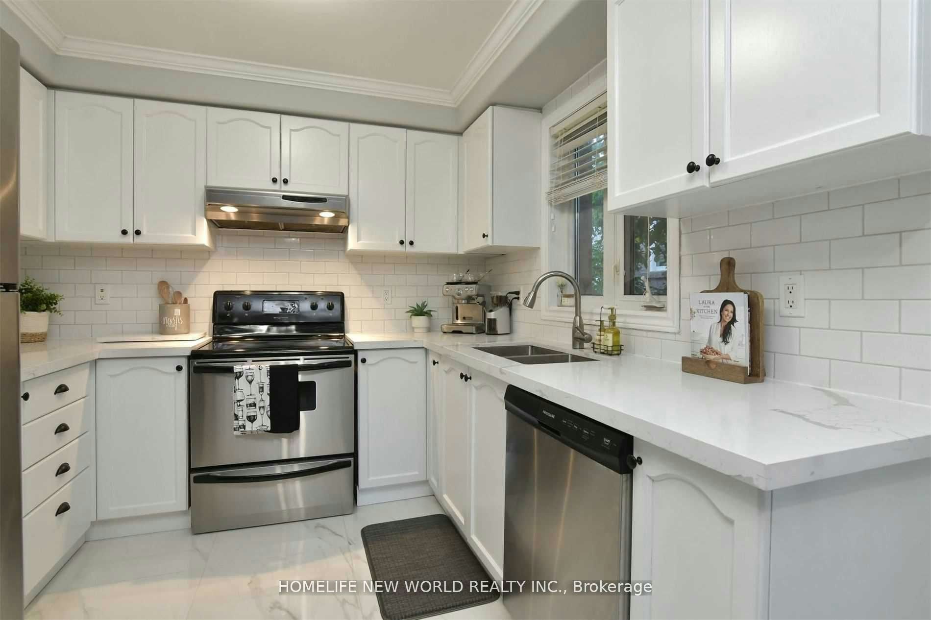 32 Smith Street, Bradford West Gwillimbury, ON, L3Z 3C9 - 2