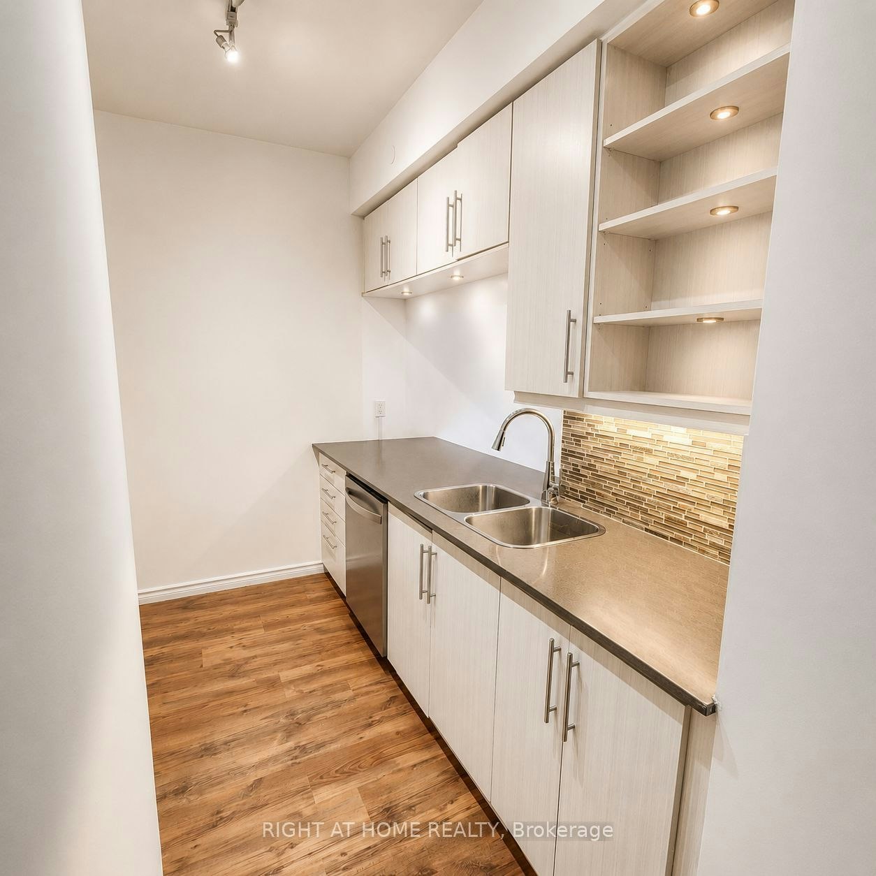 403-65 Oneida Crescent, Richmond Hill, ON, L4B 0G9 - 4