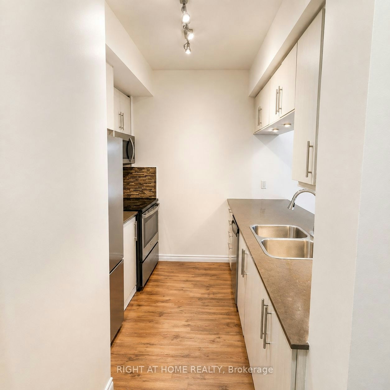 403-65 Oneida Crescent, Richmond Hill, ON, L4B 0G9 - 3
