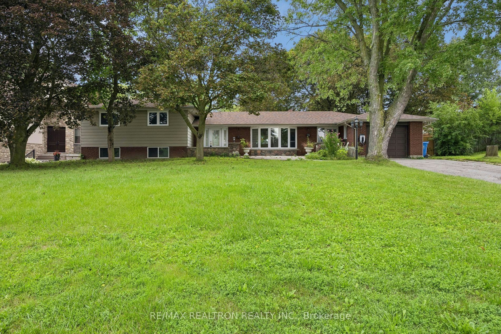 41 Hamilton Drive, Newmarket, ON, L3Y 3E7