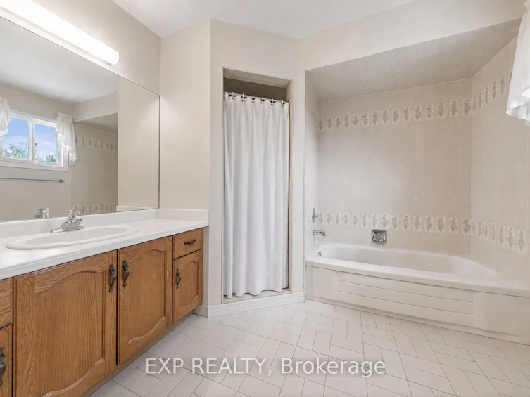 51 Sanderson Crescent, Richmond Hill, ON, L4C 5L5 - 12