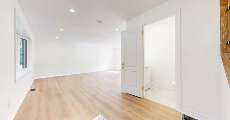 Main & 2nd-83 Lundy's Lane, Newmarket, ON, L3Y 3R9 - 3
