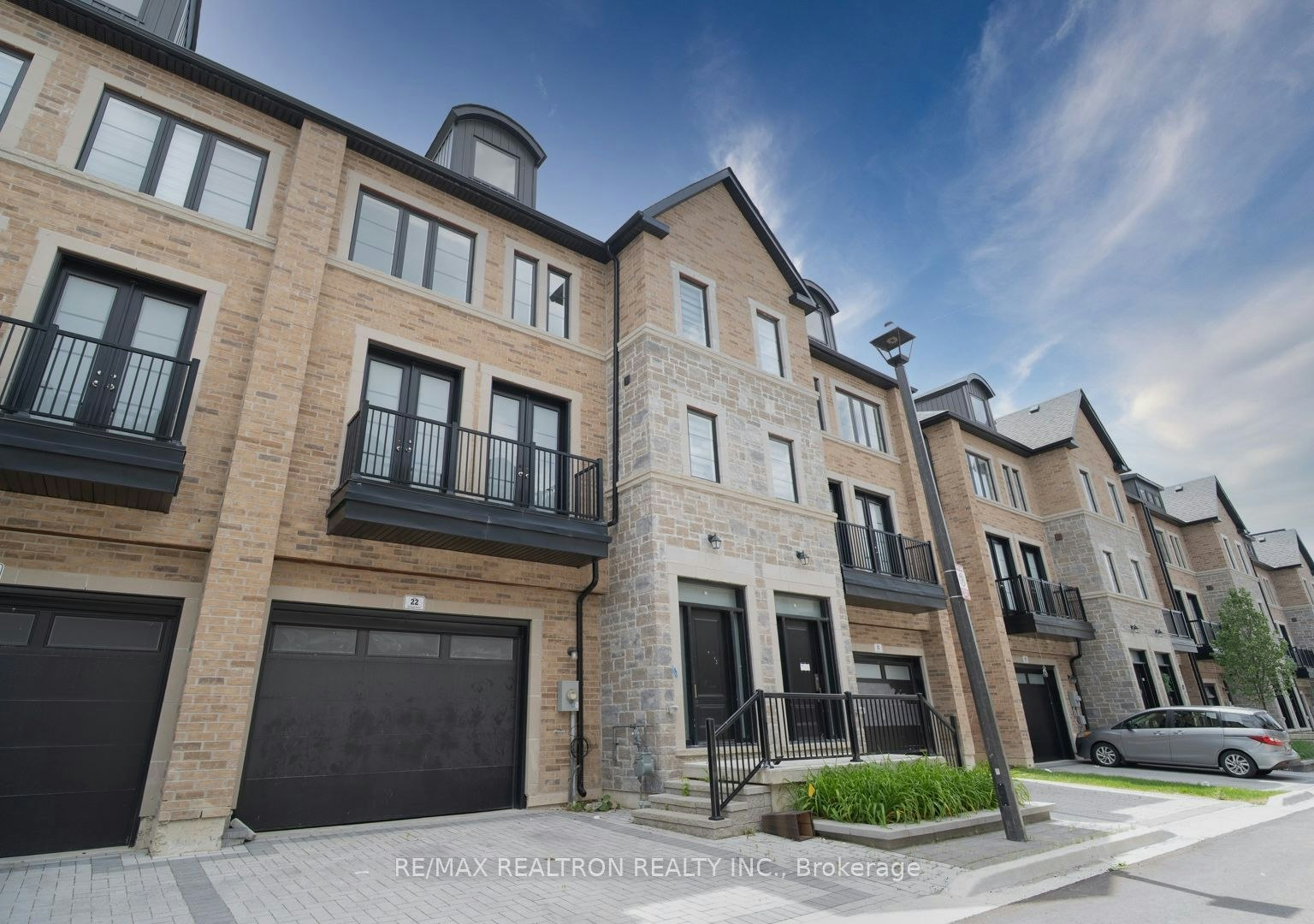 22-260 Eagle Street, Newmarket, ON, L3Y 1K1
