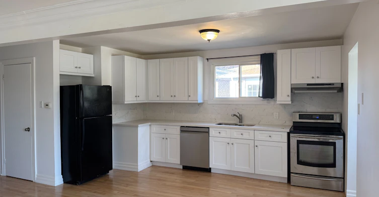 37 Ondrey Street, Bradford West Gwillimbury, ON, L3Z 2W9 - 2