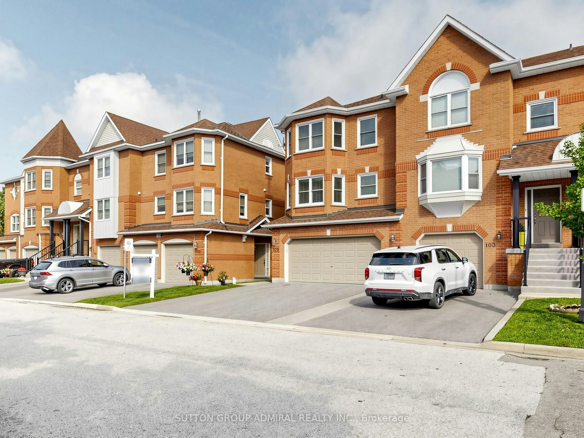105-105 Leah Crescent, Vaughan, ON, L4J 8C4