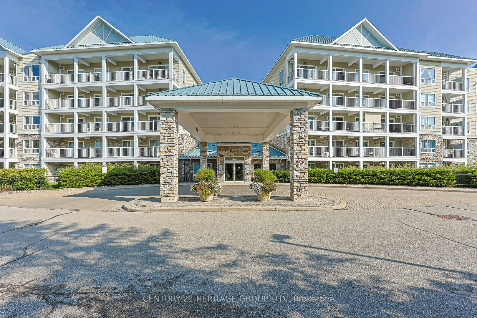 211-900 Bogart Mill Trail, Newmarket, ON, L3Y 8V5
