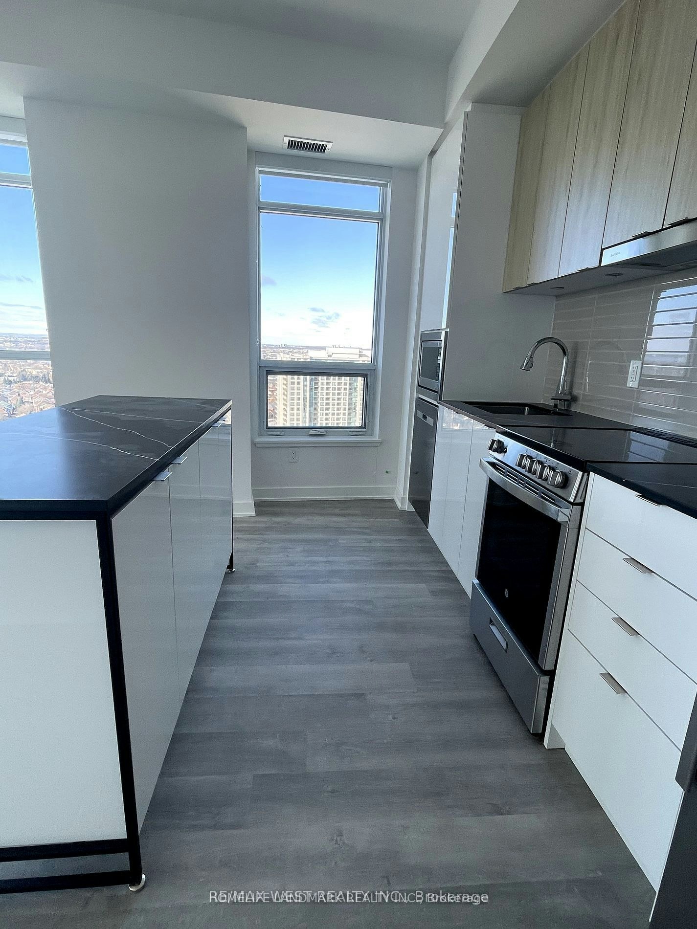 30 Upper Mall Way, Vaughan, ON, L4J 0L7 - 7